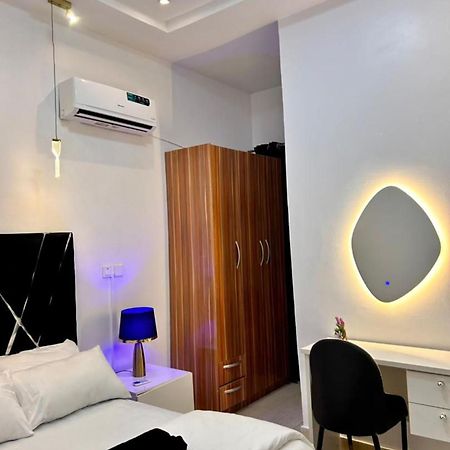 Urban Retreat Luxury Shortlet Apartment Lekki Ajah Lagos With Pool And Gym מראה חיצוני תמונה