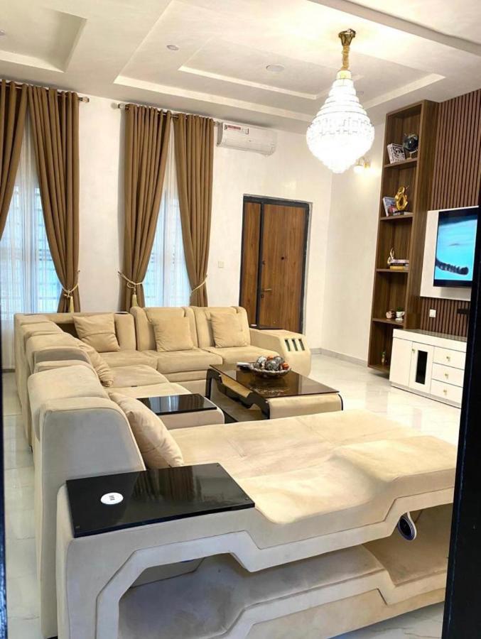 Urban Retreat Luxury Shortlet Apartment Lekki Ajah Lagos With Pool And Gym מראה חיצוני תמונה