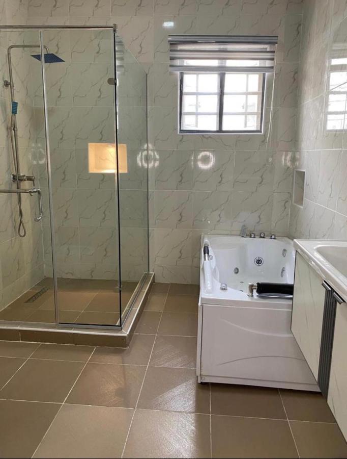 Urban Retreat Luxury Shortlet Apartment Lekki Ajah Lagos With Pool And Gym מראה חיצוני תמונה