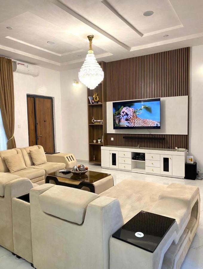Urban Retreat Luxury Shortlet Apartment Lekki Ajah Lagos With Pool And Gym מראה חיצוני תמונה
