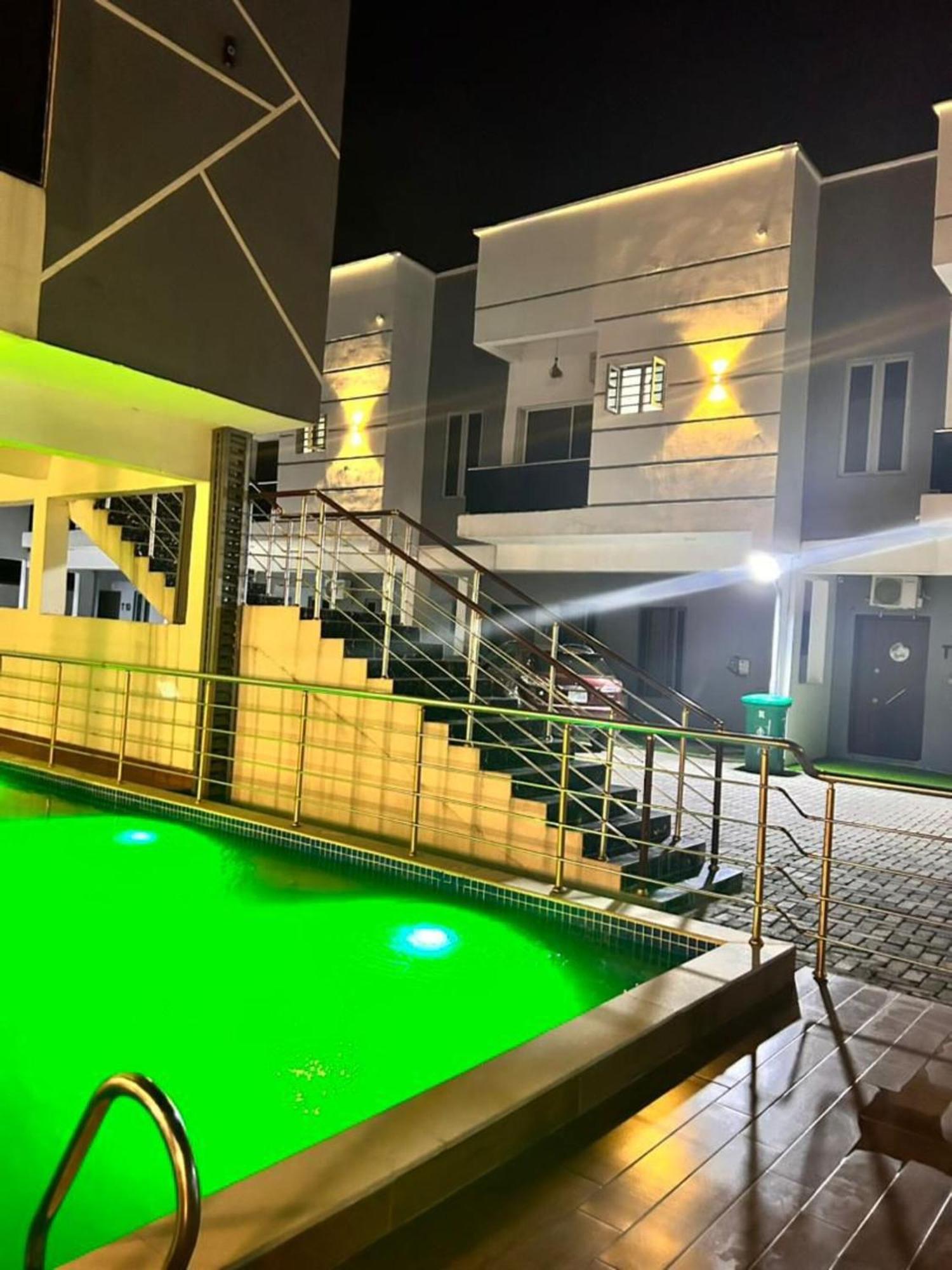 Urban Retreat Luxury Shortlet Apartment Lekki Ajah Lagos With Pool And Gym מראה חיצוני תמונה